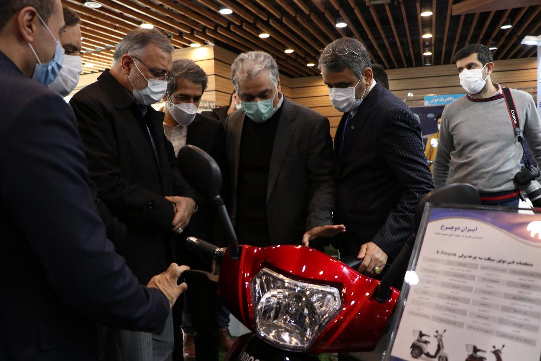 در نمایشگاه حمل و نقل پاک؛ شهردار تهران از غرفه ایران‌دو‌چرخ بازدید کرد